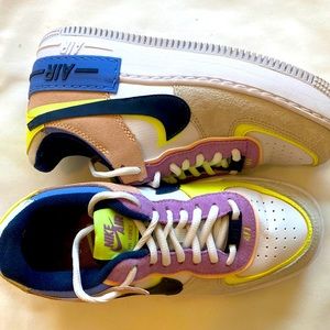Nike Air Force 1 sneaker casual tennis shoe. Size 6. Excellent condition.